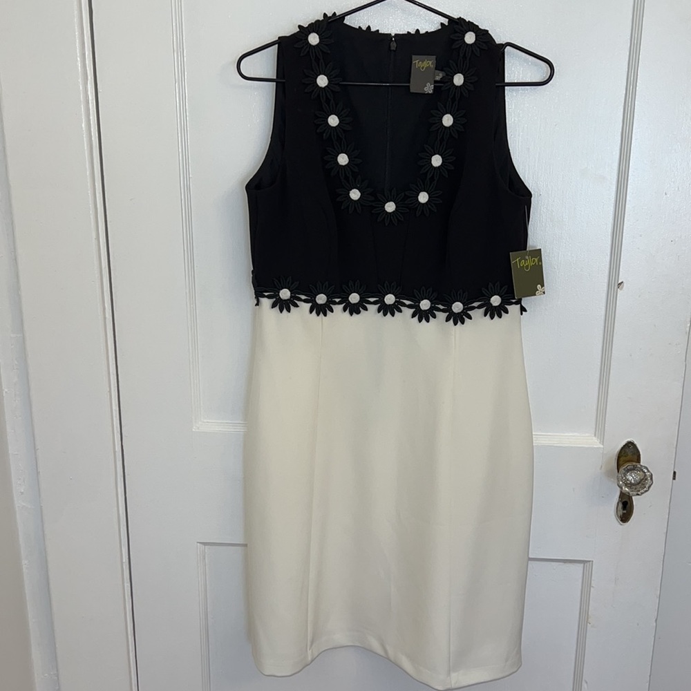 Taylor NWT 6 Floral crochet detail dress $175